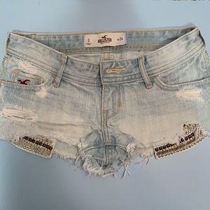 💙 Hollister Low-Rise Light Wash Distressed Denim Shorts 💙